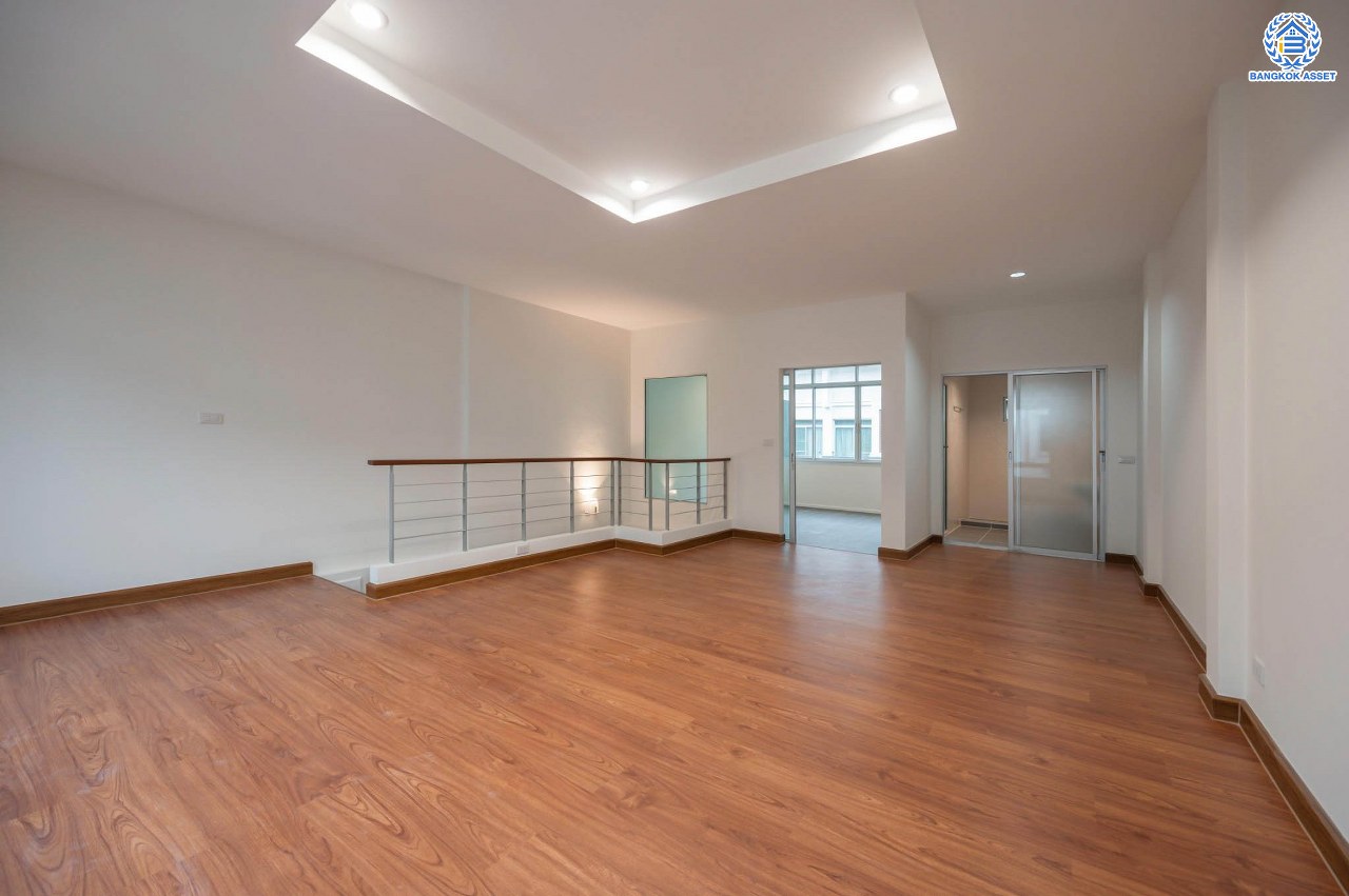 บ้านมือสองตกแต่งใหม่ โครงการ บ้านกลางเมือง มอนติคาร์โล-รัชวิภา เนื้อที่กว้าง 21.3 ตร.ว. ฟังก์ชัน 3 ห้องนอน 3 ห้องน้ำ 1 ห้องอเนกประสงค์ จอกรถได้ 2 คัน พร้อมอยู่ทันที บนทำเลเยี่ยม เชื่อมต่อถนนวิภาวดีรังสิต ใกล้รถไฟฟ้าสายสีแดง "สถานีวัดเสมียนนารี" และทางด่วน "ศรีรัช"